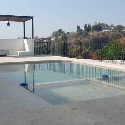 SALA EXTERIOR CON ALBERCA