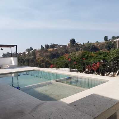 SALA EXTERIOR, ALBERCA Y BARRA DESAYUNADOR