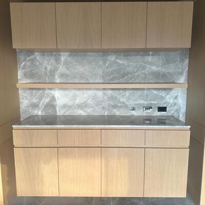 Diseño personalizado en madera y mármol: elegancia funcional para interiores