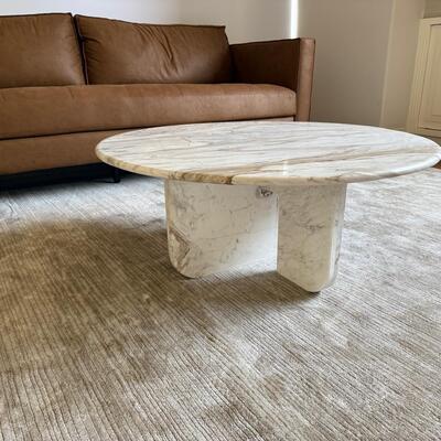 Mesa redonda de mármol: diseño elegante con base escultórica