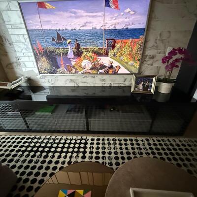 Mueble bajo en acabado negro brillante: elegancia y funcionalidad en armonía