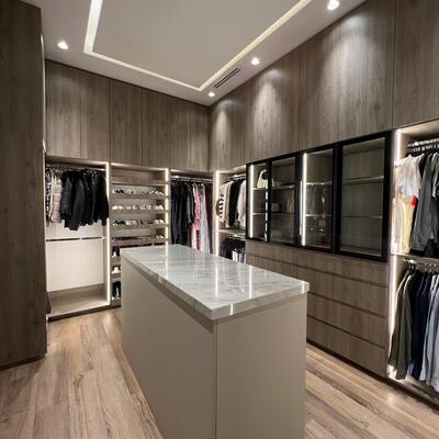 WALK IN CLOSET