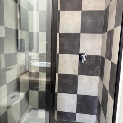 Baño contemporáneo con patrón geométrico