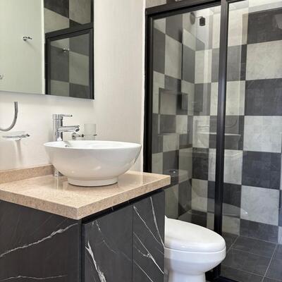 Baño contemporáneo con contraste de materiales