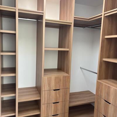 Vestidor moderno con equilibrio y funcionalidad