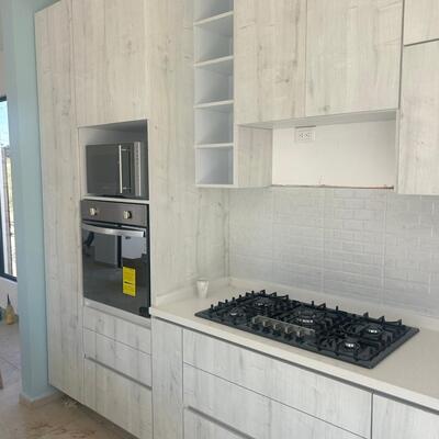 Cocina equipada con diseño eficiente y elegante