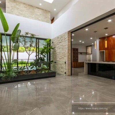 Espacio de doble altura con jardín interior