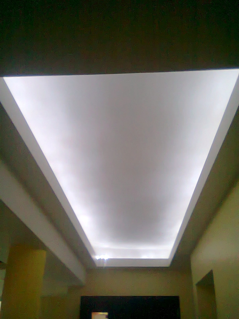 Plafon falso con luz indirecta.