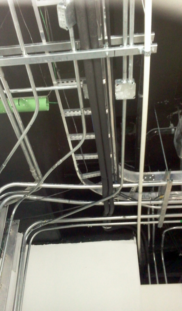 TUBERÍA DE REFRIGERACIÓN BAJO CHAROLA DE SITE