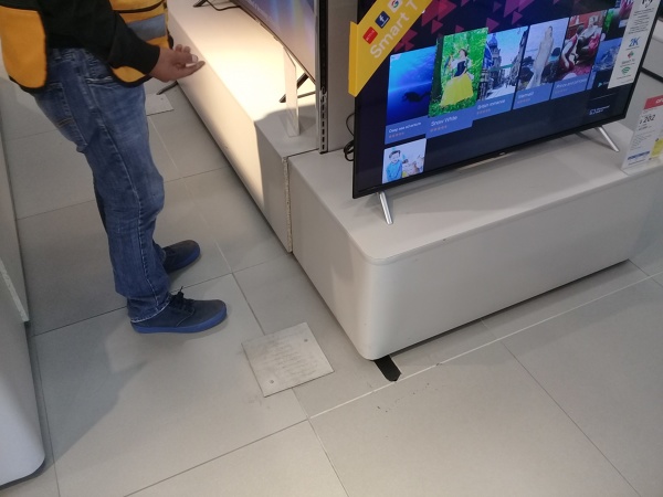 Instalación de cableado hdmi en muro de pantallas de exhibición