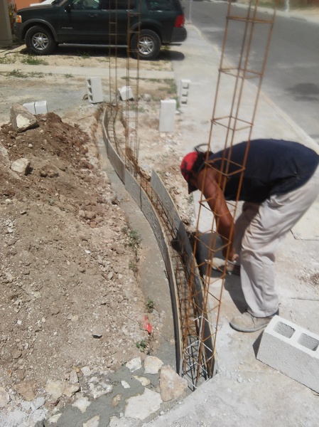 Foto: Dados de Concreto y Muro Curvo de Constructora Asvial S.A. de C.V