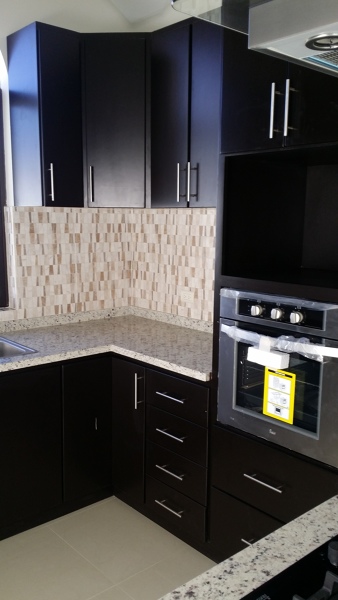 cocina con puertas con cristal