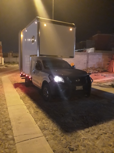 Camioneta blanca con gris