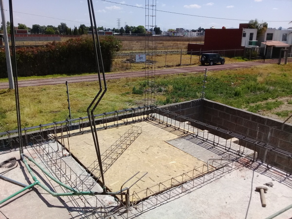 Foto: Proyección de Losa y Alzado de Muros de Urbanisto Y Construcción