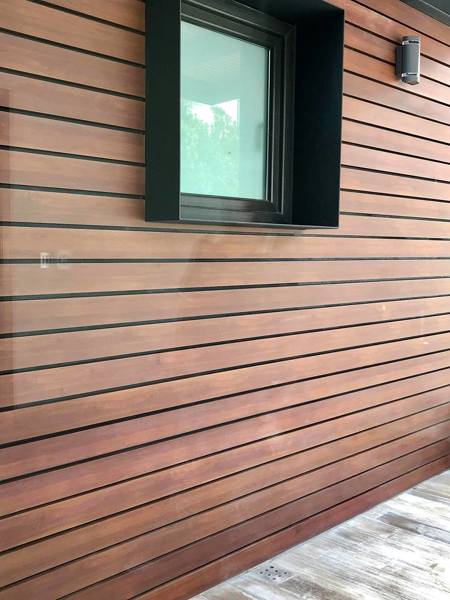 Fachada con aluminio tipo madera