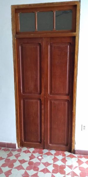 Puerta de cedro restaurada