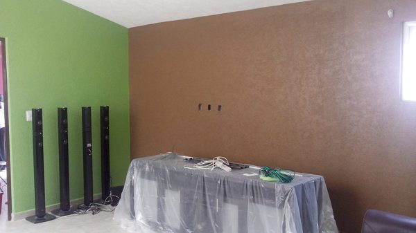 aplocacion de pintura y pasta en muro 