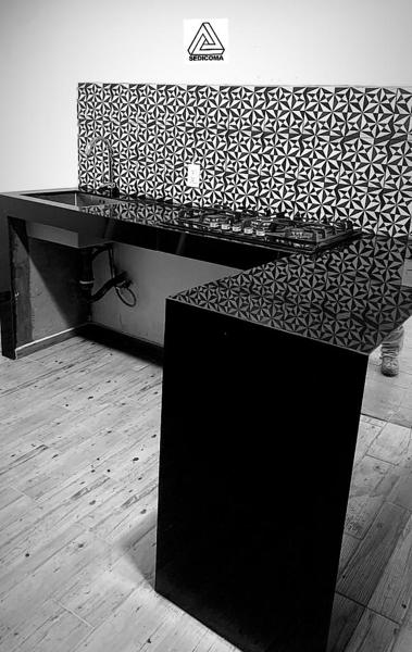 Forrado de barra de concreto con porcelanato negro