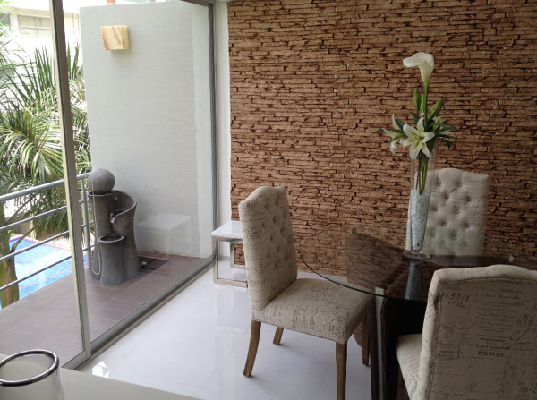 comedor decorado con  panel decomuro laja beige