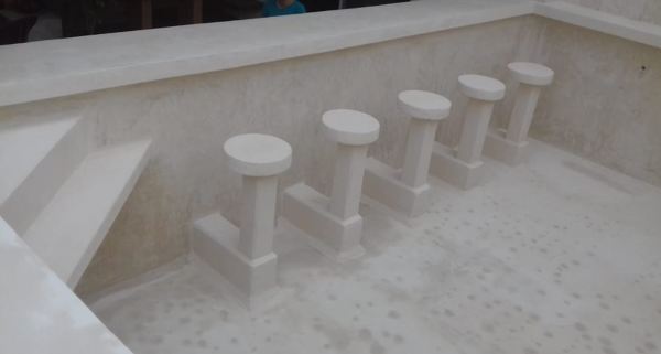 Sillas de bar en piscina, acabado chukum