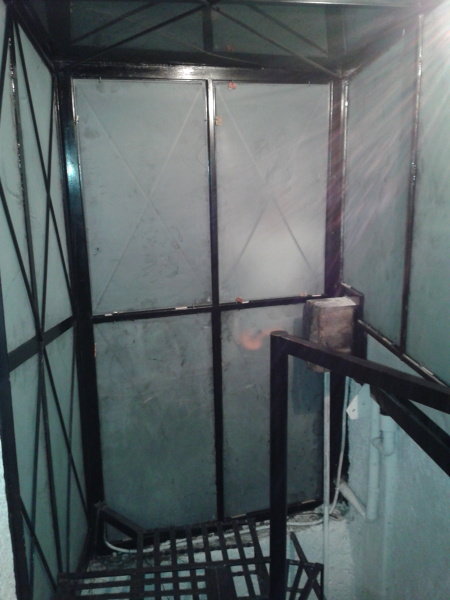 Cubo forrado de vidrio templado esmerilado