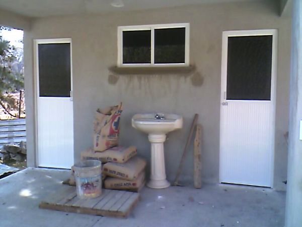 dos puertas abatibles y una ventana fija corrediza