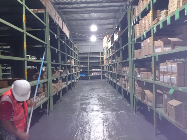 Foto: Aplicación de Pintura Epóxica para Piso. de THE HIDDEN Concept