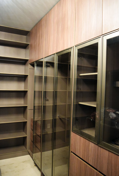 Vestidor completo en melamina y puertas de aluminio