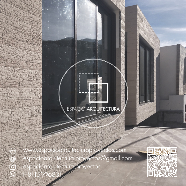 Fachada principal con recubrimiento de arena silica