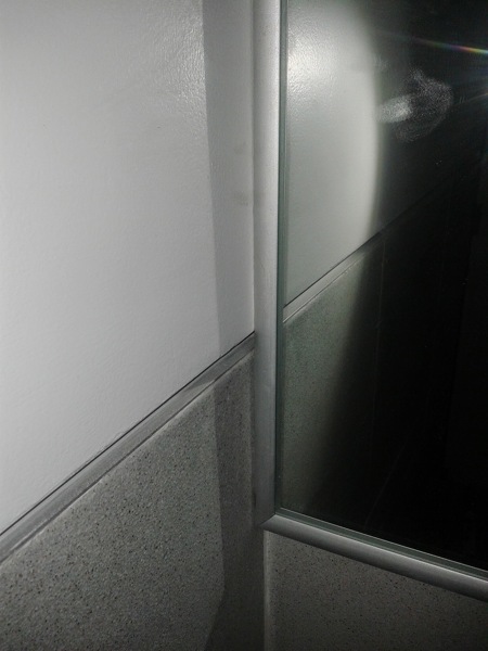 espejo y detalle en azulejo