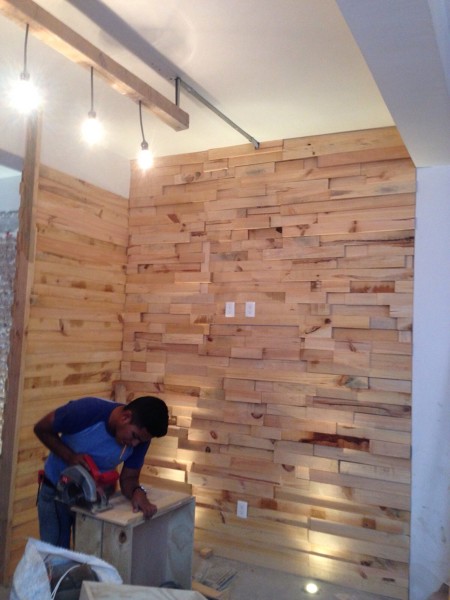 Decoración interior con lambrín para Restaurante "Pan de Circo"