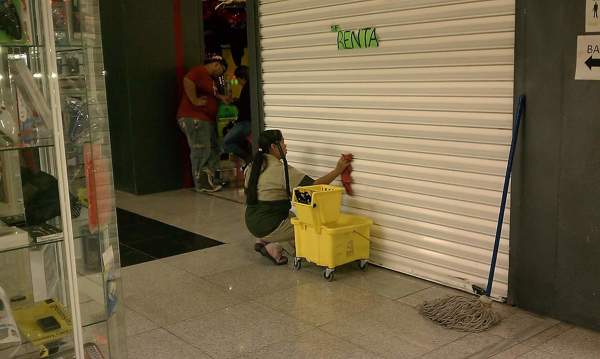 Limpieza a cortinas de locales comerciales