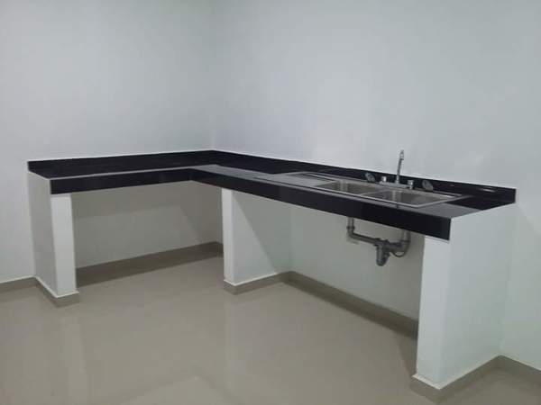 Barra de concreto cubierta con piso rectificado