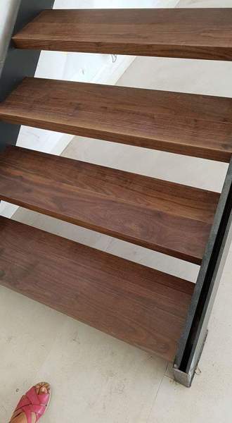 Escalera forrada con madera