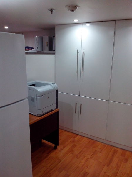 Gabinete cerrado, Mesa auxiliar y Refrigerador