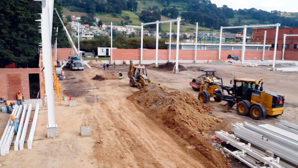 Maquinaria pesada y armado estructural en obra mixta