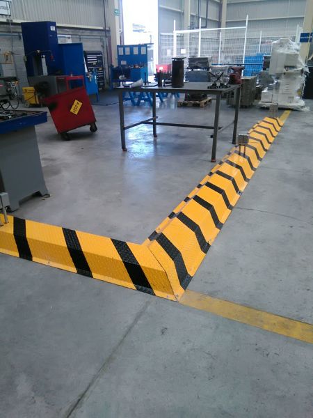 Tubería cubierta en taller mecánico