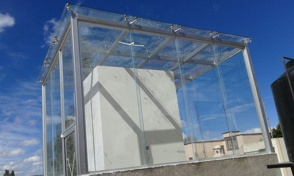 Fabricación y colocación de cubo en estructura de acero, vidrio templado y cancelería de aluminio