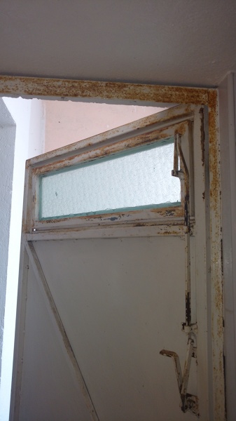 PINTURA EN PUERTA DE HERRERIA