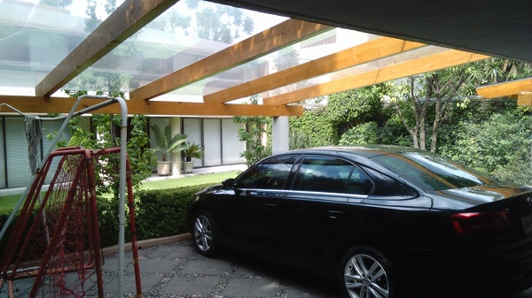 pergola de madera con vidrio