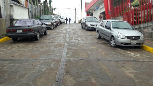 Rehabilitación de arroyo vehicular con piedra laja
