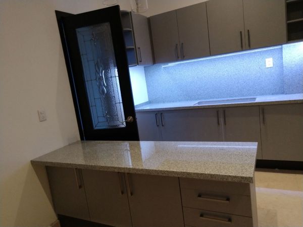 Foto: Cocina en Granito Grissal y Mdf de Mármoles Premier #529404