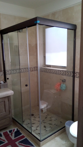 Foto: Cancel de Baño en Escuadra, Negro de Grupo De Aluminieros Y