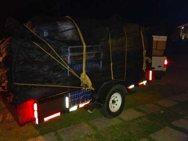 Mudanza con remolque con capacidad para 1800 kg.