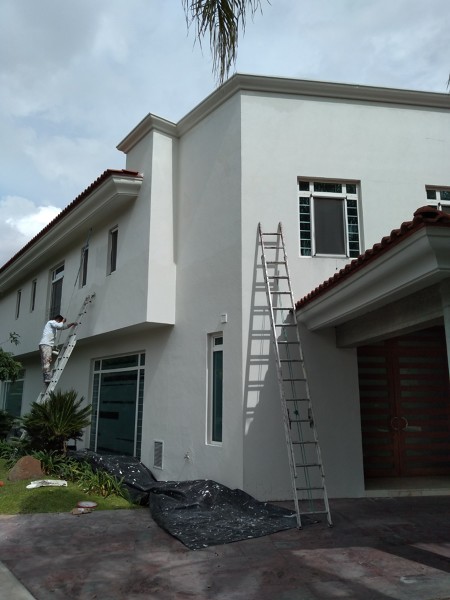 pintando fachada