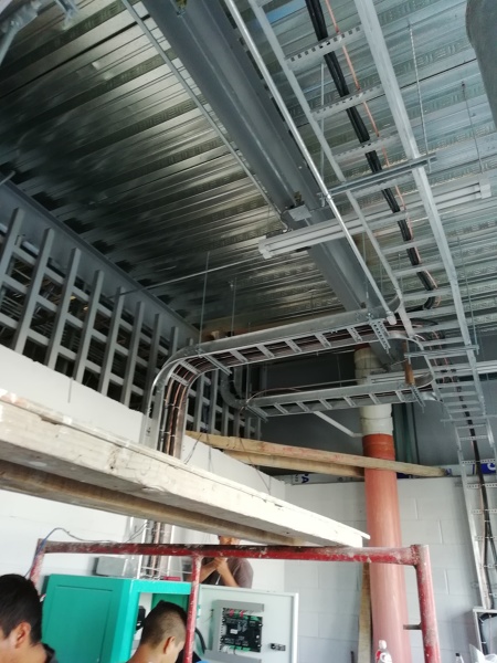 Armado de charola para cables de alimentación