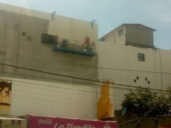 Foto: Repellado y Acabado con Estuco Color Blanco en Exteriores de