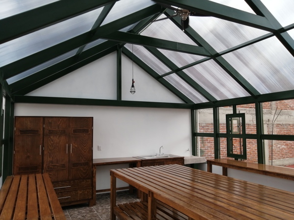 Vista lateral, interior invernadero.