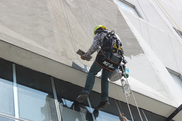 Resanamiento y pintura de edificio