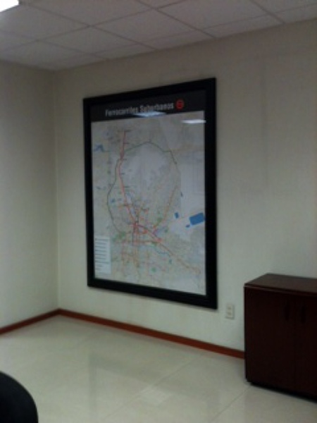 Mapa enmarcado con cristal templado